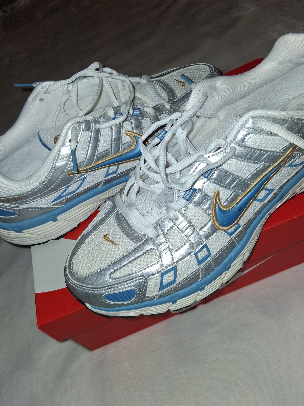 Nike White Silver & Blue Running Sneakers with Gold Swoosh